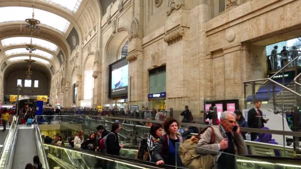 Milano, Italien - circa februari 2016: centralstationen i Milano. Varje dag ca 320 000 passagerare passerar stationen, för en årlig sammanlagt 120 miljoner passagerare. — Stockvideo