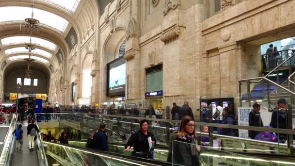 Milano, Italien - circa februari 2016: centralstationen i Milano. Varje dag ca 320 000 passagerare passerar stationen, för en årlig sammanlagt 120 miljoner passagerare. — Stockvideo