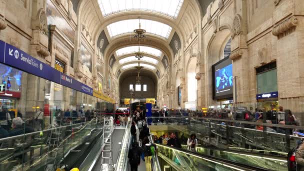 Milano, Italien - circa februari 2016: centralstationen i Milano. Varje dag ca 320 000 passagerare passerar stationen, för en årlig sammanlagt 120 miljoner passagerare. — Stockvideo