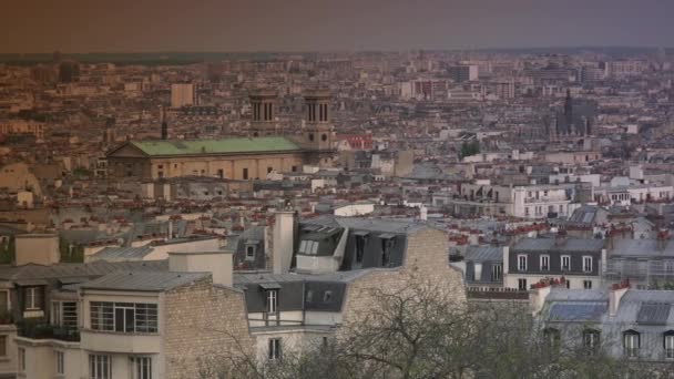 Paris, Franciaország, circa május 2016: panoráma a turisták élvezik a kertben, a Place Saint Pierre, közel a bazilika Sacre Coeur a Montmartre, Párizs, ultra HD 4k, valós időben — Stock videók