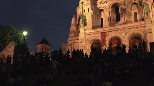 Paris, Frankrike, circa februari 2016: Visa turister i trädgården av Place Saint Pierre och basilikan Sacre Coeur i Montmartre, Paris, Ultra Hd 4k, realtid — Stockvideo