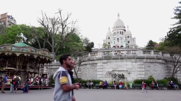 Paříž, Francie, cca květen 2016: pohled turistů v zahradě Place Saint Pierre a baziliky Sacre Coeur, Montmartre, Paříž, Ultra Hd 4k, reálném čase — Stock video