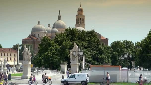 Prato della Valle elliptical square in Padua, ULTRA HD 4k, real time. — Stock video
