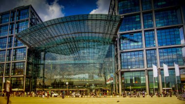 Berlin, Almanya - 2016 yaklaşık: Berlin Hauptbahnhof, Berlin, ana tren istasyonuna Hoşgeldiniz bir tahmini 350.000 yolcu seyahat 1.800 trenlerde her gün, Berlin, Almanya,