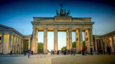 Berlin, Almanya - 2016 yaklaşık: turist Brandenburg Kapısı önünde.