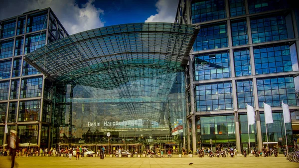 Berlin, Duitsland - circa 2016: Berlin Hauptbahnhof, het centraal station in Berlijn, verwelkomt een naar schatting 350.000 passagiers die reizen op 1.800 treinen per dag, Berlin, Duitsland, — Stockfoto