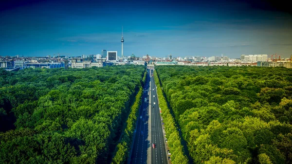 Вид на Берлін, пташиного польоту від перемоги стовпця (німецька: Siegessule). Перемога стовпець є головною туристичною визначною пам'яткою міста Берлін. — стокове фото