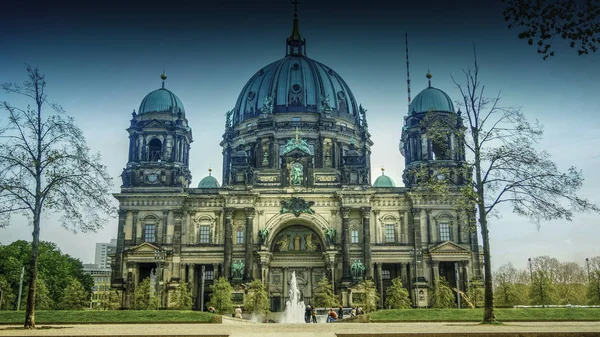 BERLIM, ALEMANHA - 11 de maio de 2016: Turistas que visitam a igreja catedral Berliner Dom em Berlim Alemanha — Fotografia de Stock
