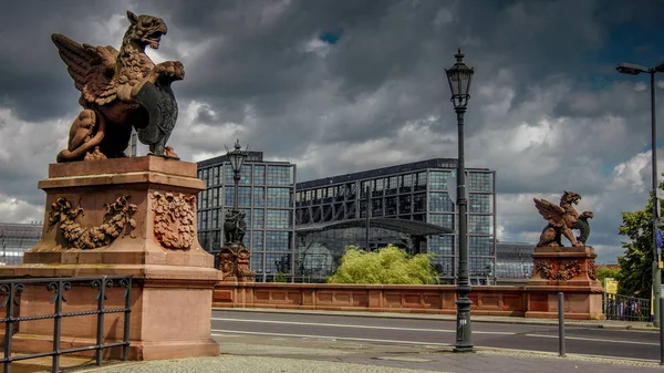 Berlin, Almanya - 2016 yaklaşık: Berlin Hauptbahnhof, Berlin, ana tren istasyonuna Hoşgeldiniz bir tahmini 350.000 yolcu seyahat 1.800 trenlerde her gün, Berlin, Almanya,