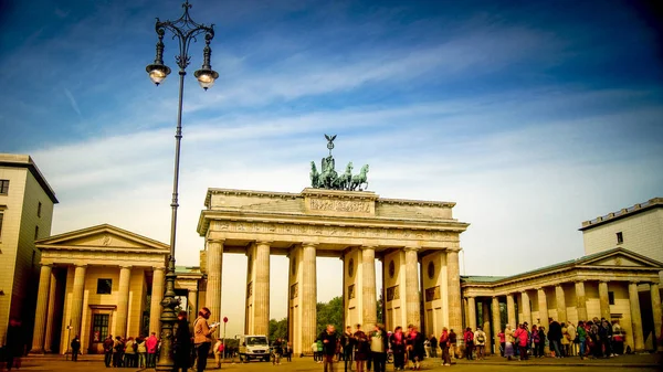 BERLIM, ALEMANHA - Por volta de 2016: Turistas em frente ao Portão de Brandemburgo . — Fotografia de Stock