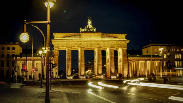 Берлін, Німеччина - 2016 в межах: туристів перед воротами. — стокове фото