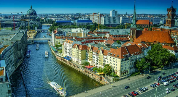 Berlin, Almanya 2016 yaklaşık: Berlin siluetinin ünlü Dom ve Spree Nehri yaz, Almanya ile havadan görünümü