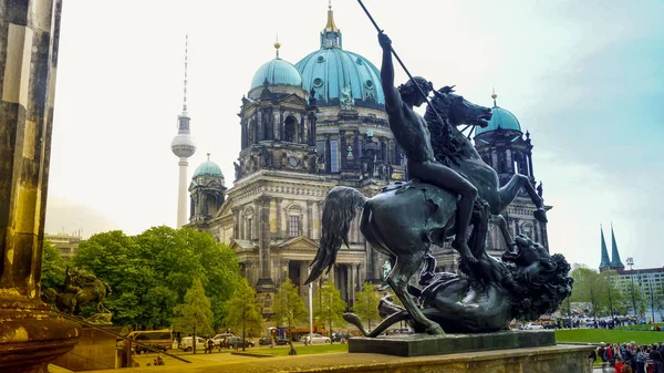 BERLIM, ALEMANHA - 11 de maio de 2016: Turistas que visitam a igreja catedral Berliner Dom em Berlim Alemanha — Fotografia de Stock