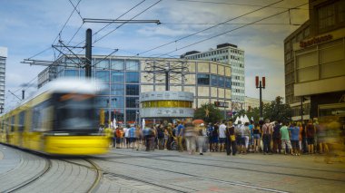 Berlin, Almanya - 2016 yaklaşık: elektrikli tramvay tren Alexanderplatz, Berlin Almanya dünya saati ile.