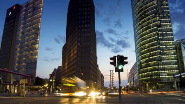 Berlin, Almanya, 2016 yaklaşık: Potzdamer Platz de Berlin yeni şehir merkezinde iş inşa ediyor ve onun vurgulamak üç uzun boylu gökdelenler vardır. gün batımı görünümü