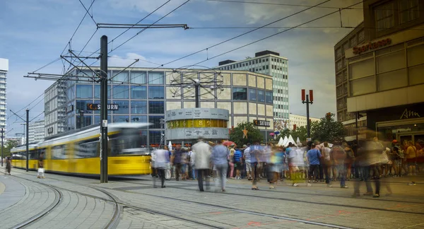 Berlin, Almanya - 2016 yaklaşık: elektrikli tramvay tren Alexanderplatz, Berlin Almanya dünya saati ile.