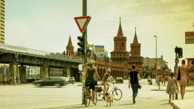 Berlin, Almanya - 2016 yaklaşık: panoramik görünüm Berliner U-Bahn ile köprü Oberbaumbruecke 