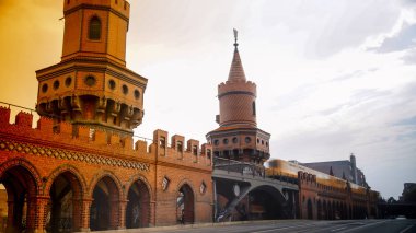 Berlin, Almanya - 2016 yaklaşık: panoramik görünüm Berliner U-Bahn ile köprü Oberbaumbruecke 