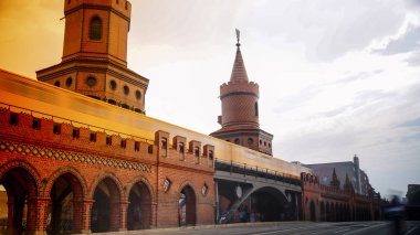 Berlin, Almanya - 2016 yaklaşık: panoramik görünüm Berliner U-Bahn ile köprü Oberbaumbruecke 