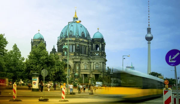 Берлін, Німеччина - 2016 в межах: туристів, які відвідують Berliner Dom кафедральний собор в Берліні, Німеччина — стокове фото