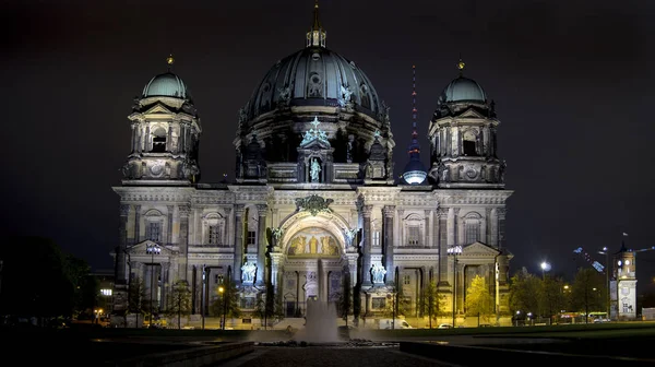 BERLIN, GERMANY - circa 2016: Tourists visiting the Berliner Dom cathedral church in Berlin Germany — Stock Photo, Image