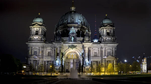 BERLIM, ALEMANHA - Por volta de 2016: Turistas que visitam a igreja catedral Berliner Dom em Berlim Alemanha — Fotografia de Stock