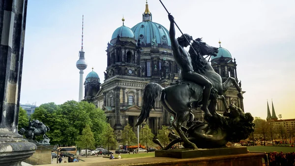 BERLIM, ALEMANHA - Por volta de 2016: Turistas que visitam a igreja catedral Berliner Dom em Berlim Alemanha — Fotografia de Stock