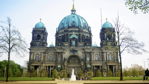 BERLIM, ALEMANHA - Por volta de 2016: Turistas que visitam a igreja catedral Berliner Dom em Berlim Alemanha — Fotografia de Stock