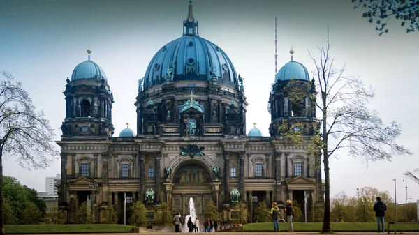 BERLIM, ALEMANHA - Por volta de 2016: Turistas que visitam a igreja catedral Berliner Dom em Berlim Alemanha — Fotografia de Stock