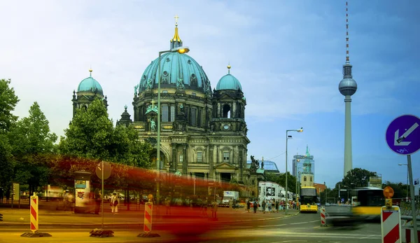 Берлін, Німеччина - 2016 в межах: туристів, які відвідують Berliner Dom кафедральний собор в Берліні, Німеччина — стокове фото