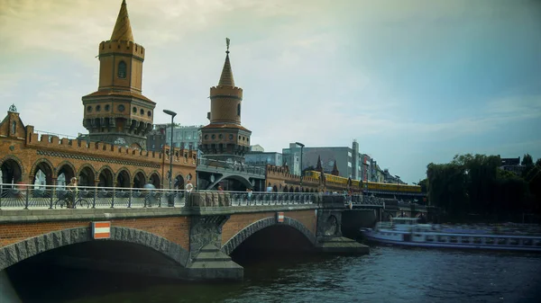 Berlín, Německo - cca 2016: panoramatický pohled z Berliner U-Bahn s mostem Oberbaumbruecke — Stock fotografie