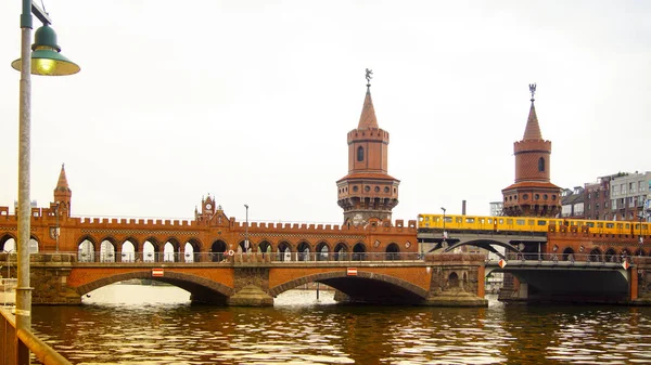 BERLIM, ALEMANHA - Por volta de 2016: Uma vista panorâmica de Berliner U-Bahn com Ponte Oberbaumbruecke — Fotografia de Stock