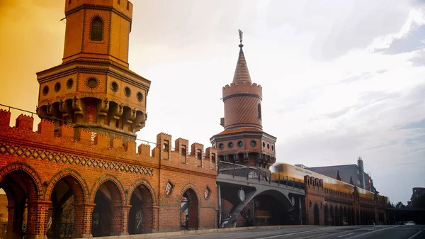 Berlin, Almanya - 2016 yaklaşık: panoramik görünüm Berliner U-Bahn ile köprü Oberbaumbruecke 