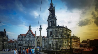 Dresden, Almanya - 2016 yaklaşık: Holy Trinity aka Hofkirche Kathedrale Sanctissimae kitabını Dresden Katedrali