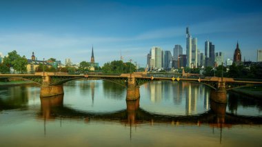 Frankfurt, Almanya-Ağustos 25:Frankfurt'ın manzarası Main Nehri tarafından Ağustos'ta 25,2016 Frankfurt, Almanya. Frankfurt Almanya finansal merkezi var. Frankfurt Almanya finansal merkezi olan.