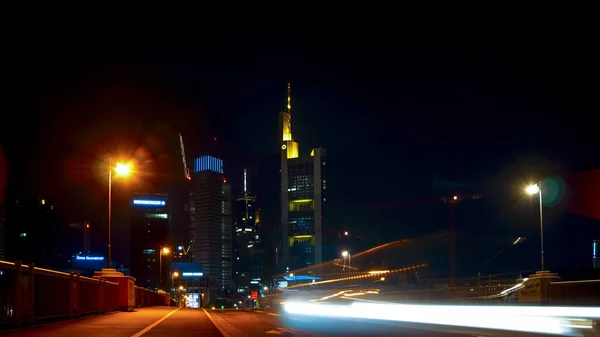 法兰克福，德国 Aug 25:Frankfurt 的天际线的主要河 8 日在德国法兰克福 25,2016。法兰克福是德国的金融中心。法兰克福是德国的金融中心. — 图库照片