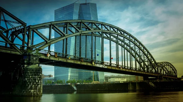 Frankfurt, Alemania - 14 de septiembre: Sede del Banco Central Europeo el 14 de septiembre de 2016. Ubicada en el extremo este de Frankfurt, esta es la sede del BCE desde 2014 . —  Fotos de Stock