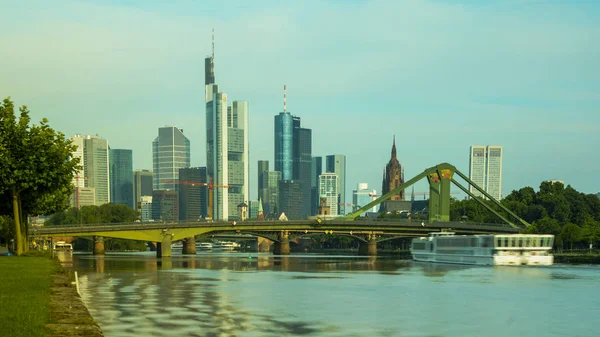 FRANKFURT, ALEMANHA-AGO 25: Frankfurt 's Skyline by Main River em 25 de agosto de 2016 em Frankfurt, Alemanha. Frankfurt é o centro financeiro da Alemanha. Frankfurt é o centro financeiro da Alemanha . — Fotografia de Stock