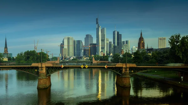 Frankfurt, deutschland-aug 25: frankfurts skyline am main am 25.08.2016 in frankfurt, deutschland. Frankfurt ist das Finanzzentrum Deutschlands. Frankfurt ist das Finanzzentrum Deutschlands. — Stockfoto