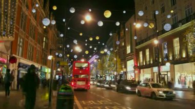 Londra, İngiltere - Aralık: Oxford Caddesi'nde trafik ve Aralık'ta Londra, İngiltere, zaman atlamalı görünümünde yürüyen insanlar ile Noel öncesi gece