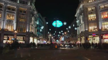Londra, İngiltere - Aralık: Oxford Caddesi'nde trafik ve Aralık'ta Londra, İngiltere, zaman atlamalı görünümünde yürüyen insanlar ile Noel öncesi gece