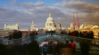 Londra - Aralık: St Pauls Millennium Bridge.The Katedrali'nin görüntülerken Katedrali, kubbe, zaman atlamalı ile Londra en ünlü ve en çok tanınan manzaraları biridir