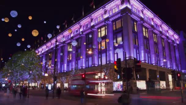 ЛОНДОН, Великобритания - Декабрь: Оксфорд-стрит в ночь перед Рождеством с дорожным движением и людьми, идущими в декабре в Лондоне, Великобритания, время истекает — стоковое видео