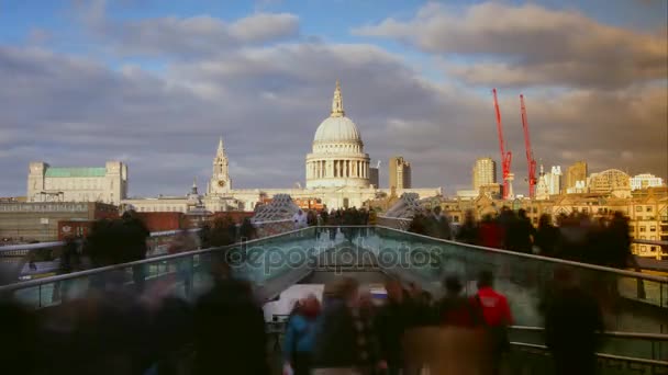 Londra - Aralık: St Pauls Millennium Bridge.The Katedrali'nin görüntülerken Katedrali, kubbe, zaman atlamalı ile Londra en ünlü ve en çok tanınan manzaraları biridir — Stok video