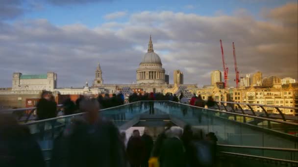 Londra - Aralık: St Pauls Millennium Bridge.The Katedrali'nin görüntülerken Katedrali, kubbe, zaman atlamalı ile Londra en ünlü ve en çok tanınan manzaraları biridir — Stok video