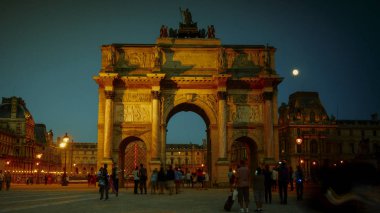 Paris - Ağustos: Turist Arc de yürüme Triomphe du atlıkarınca, 1806 yılında Napolyon'un askeri zaferleri anısına yaptırılan bir zafer takı o, 