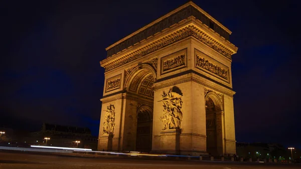 Paris, Frankrike, cirka 22 December: triumfbåge i Paris belysta för jul i natt — Stockfoto
