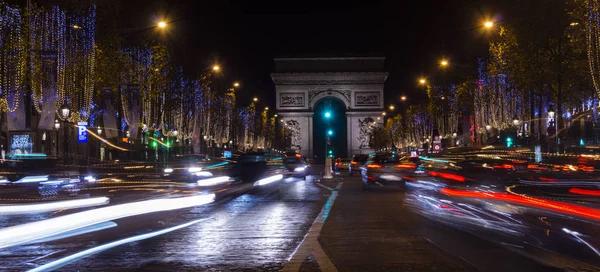 Campos Elísios em Paris iluminado para o Natal e Arco Triunfal no fundo — Fotografia de Stock