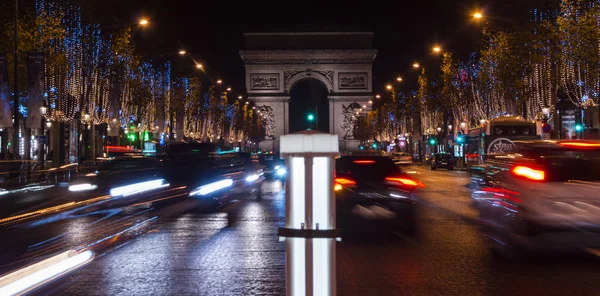 Champs Elysées à Paris illuminés pour Noël et Arc de Triomphe en arrière-plan — Photo