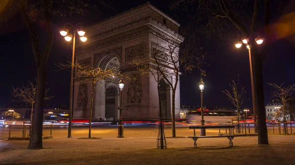 Paris, França, por volta de 22 de dezembro: Arco Triunfal em Paris iluminado para o Natal à noite — Fotografia de Stock